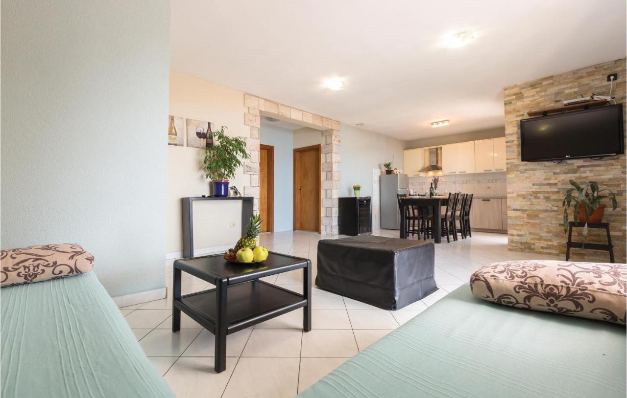 2 Bedroom Beautiful Apartment In Макарська Екстер'єр фото