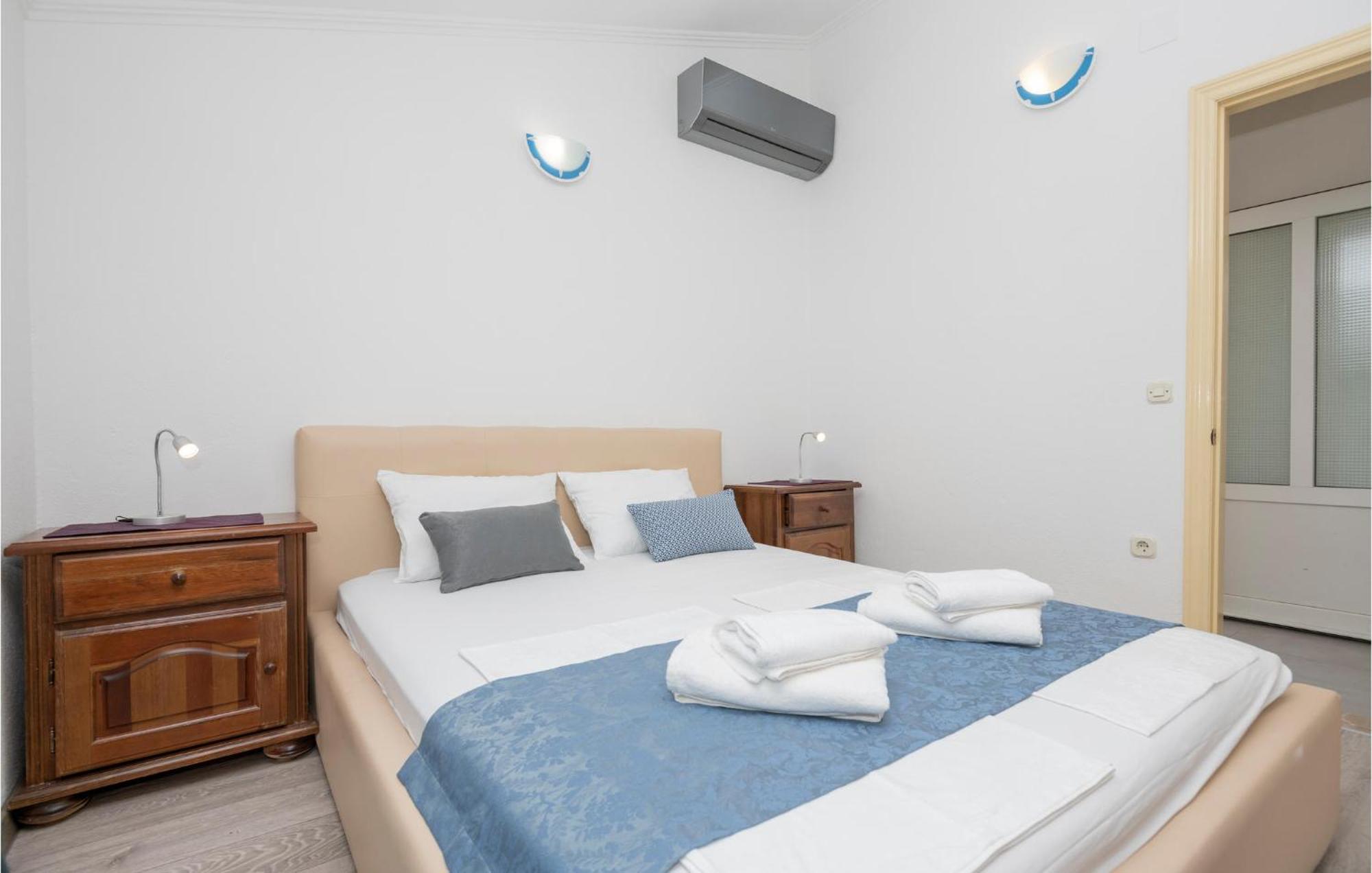 2 Bedroom Beautiful Apartment In Макарська Екстер'єр фото