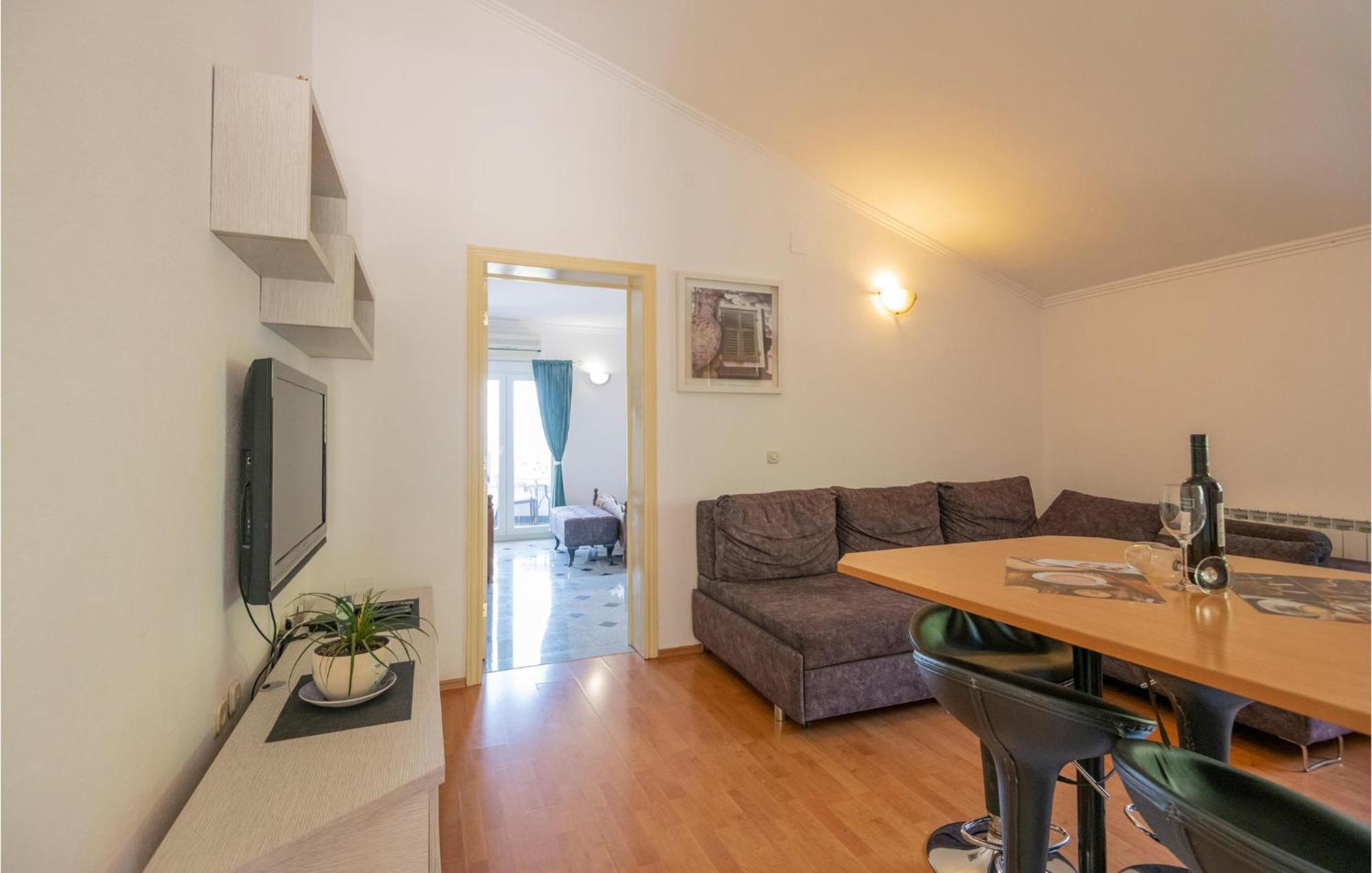 2 Bedroom Beautiful Apartment In Макарська Екстер'єр фото