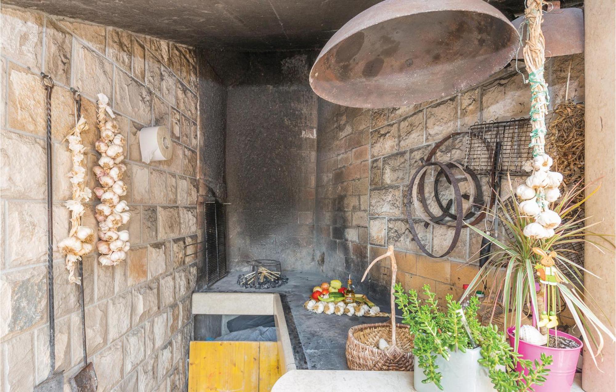 2 Bedroom Beautiful Apartment In Макарська Екстер'єр фото