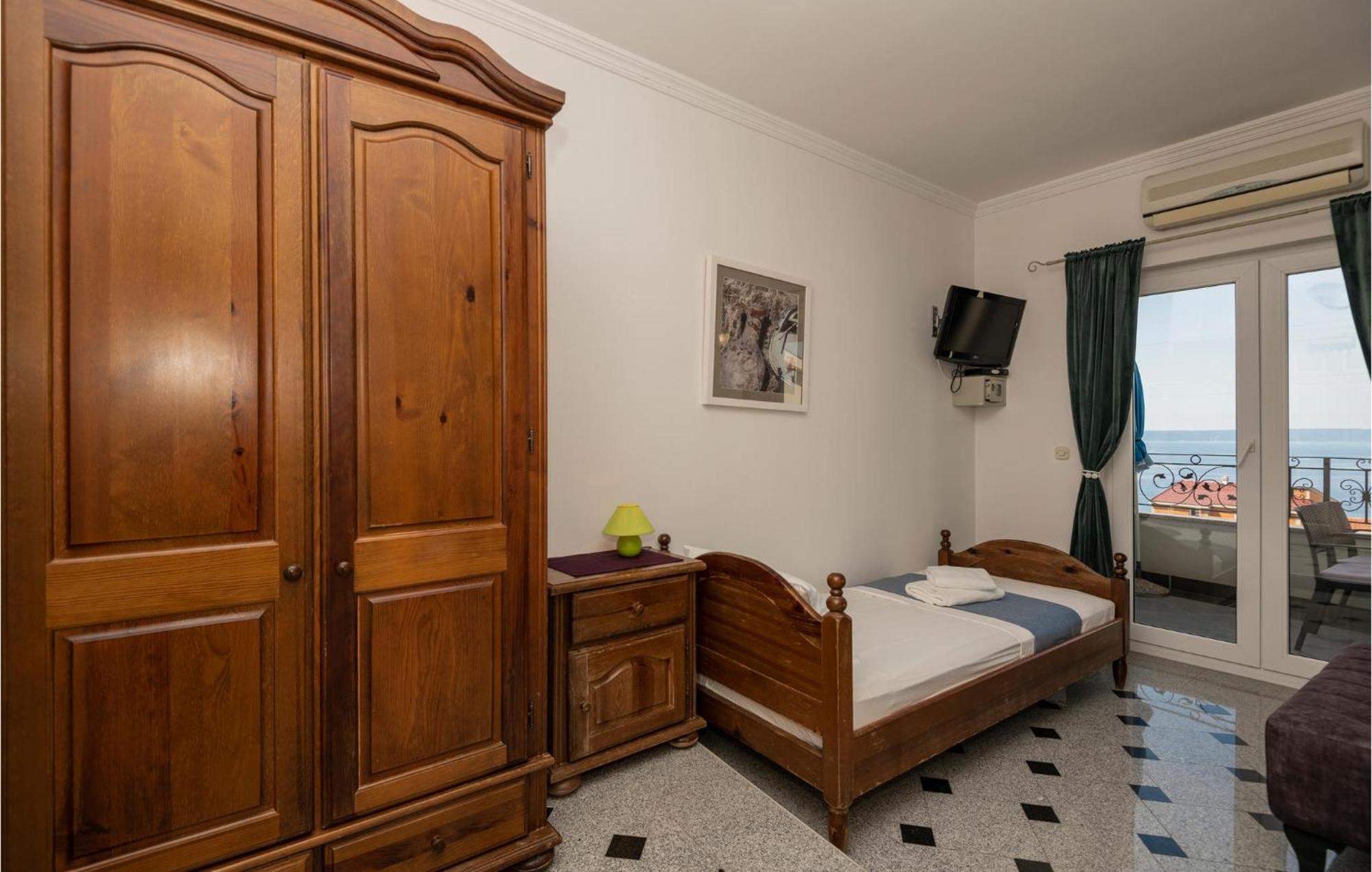 2 Bedroom Beautiful Apartment In Макарська Екстер'єр фото