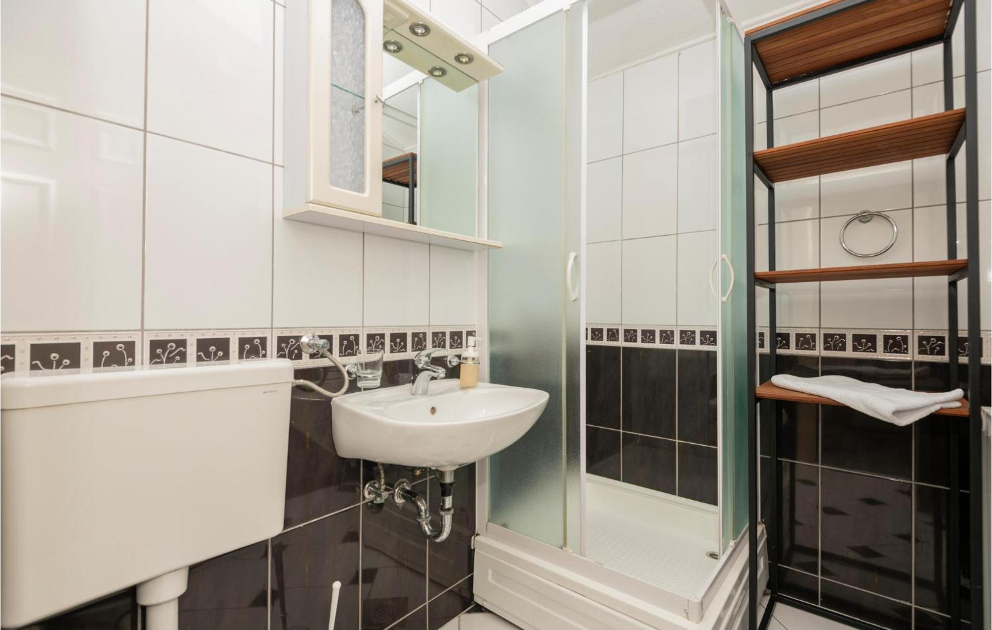 2 Bedroom Beautiful Apartment In Макарська Екстер'єр фото