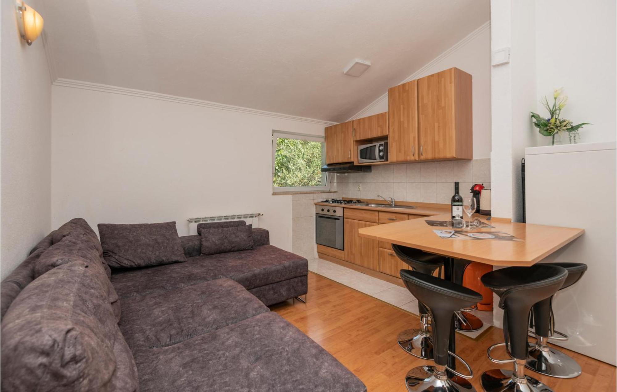 2 Bedroom Beautiful Apartment In Макарська Екстер'єр фото